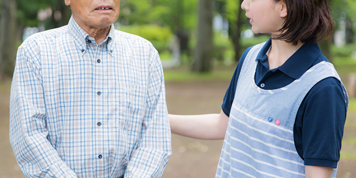 介護する女性